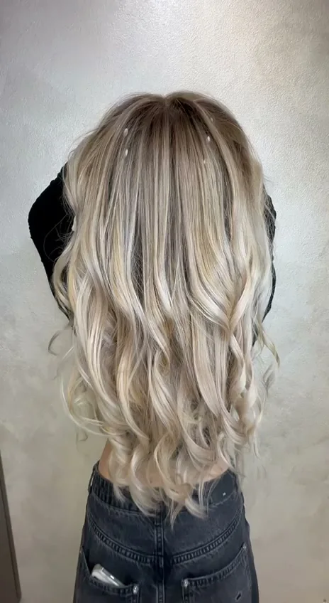 Dlouhé blond vlny se stínovaným kořínkem — práce salonu Newtone v Brně