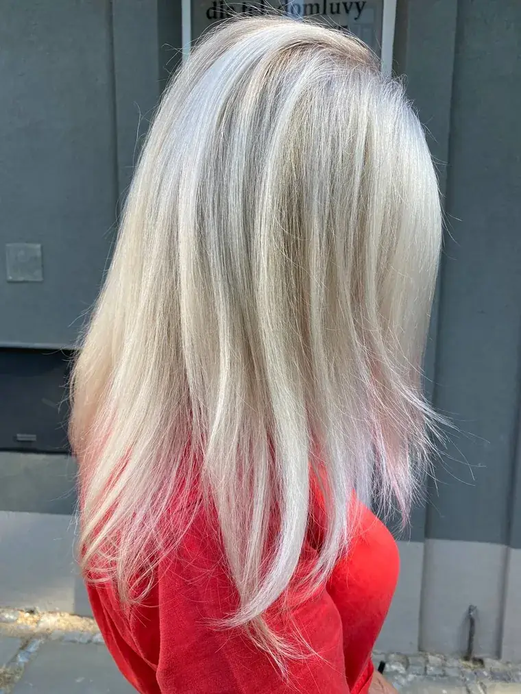 Platinově blond dlouhé vlasy se studeným tónem — coloristika Newtone Brno